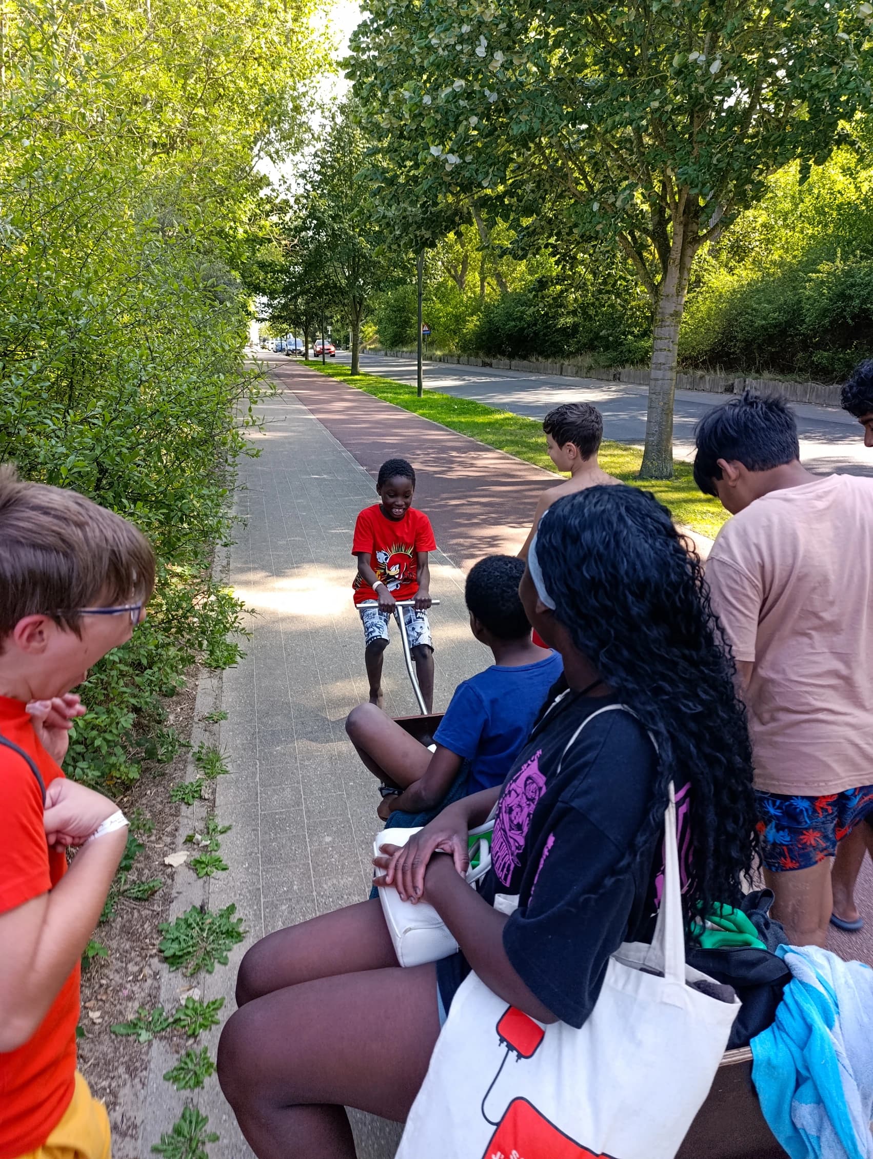 Les enfants de l'école de devoirs de La Place en voyage à la mer (Coxyde)