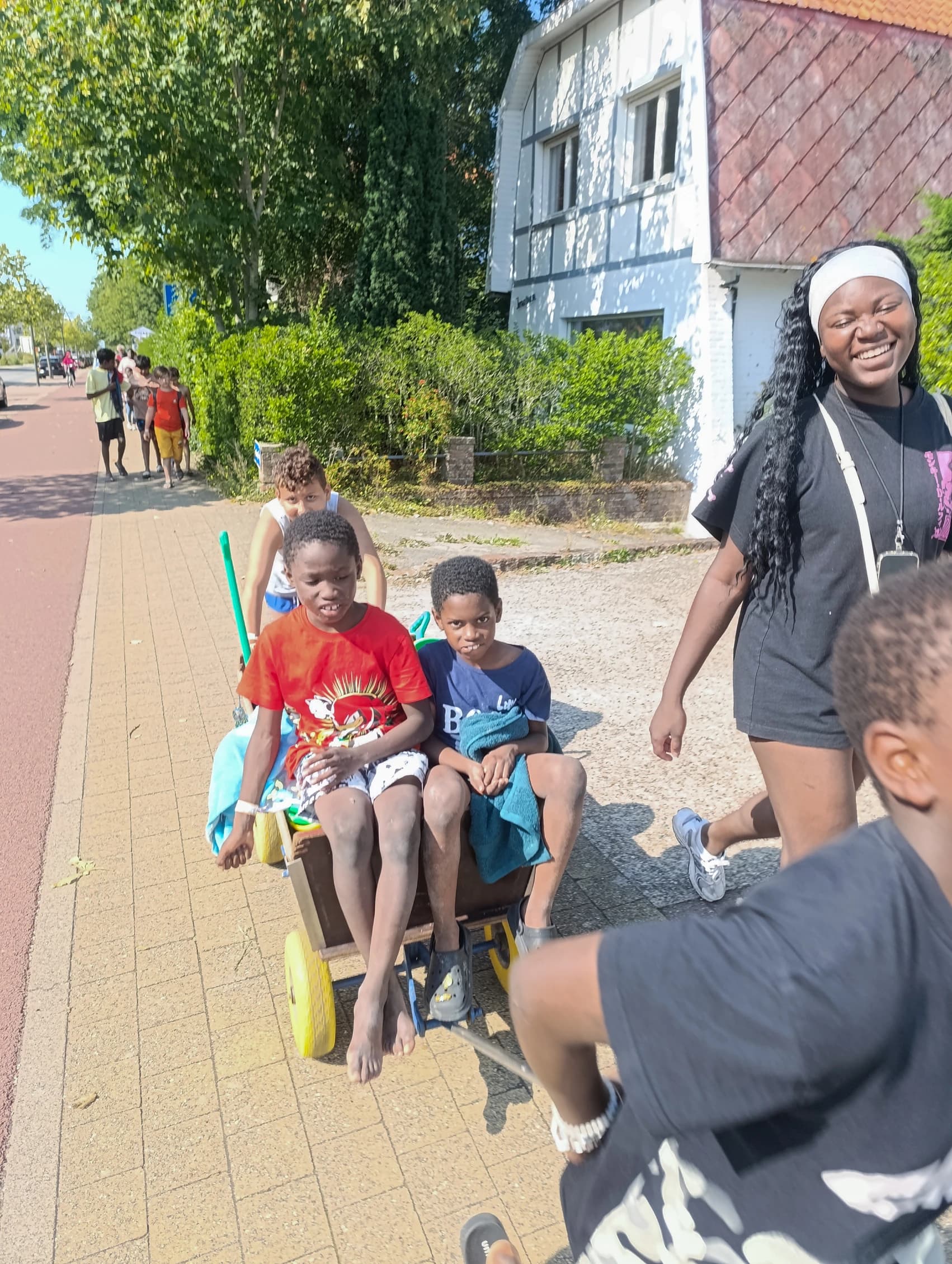 Les enfants de l'école de devoirs de La Place en voyage à la mer (Coxyde)