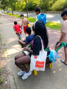 Les enfants de l'école de devoirs de La Place en voyage à la mer (Coxyde)