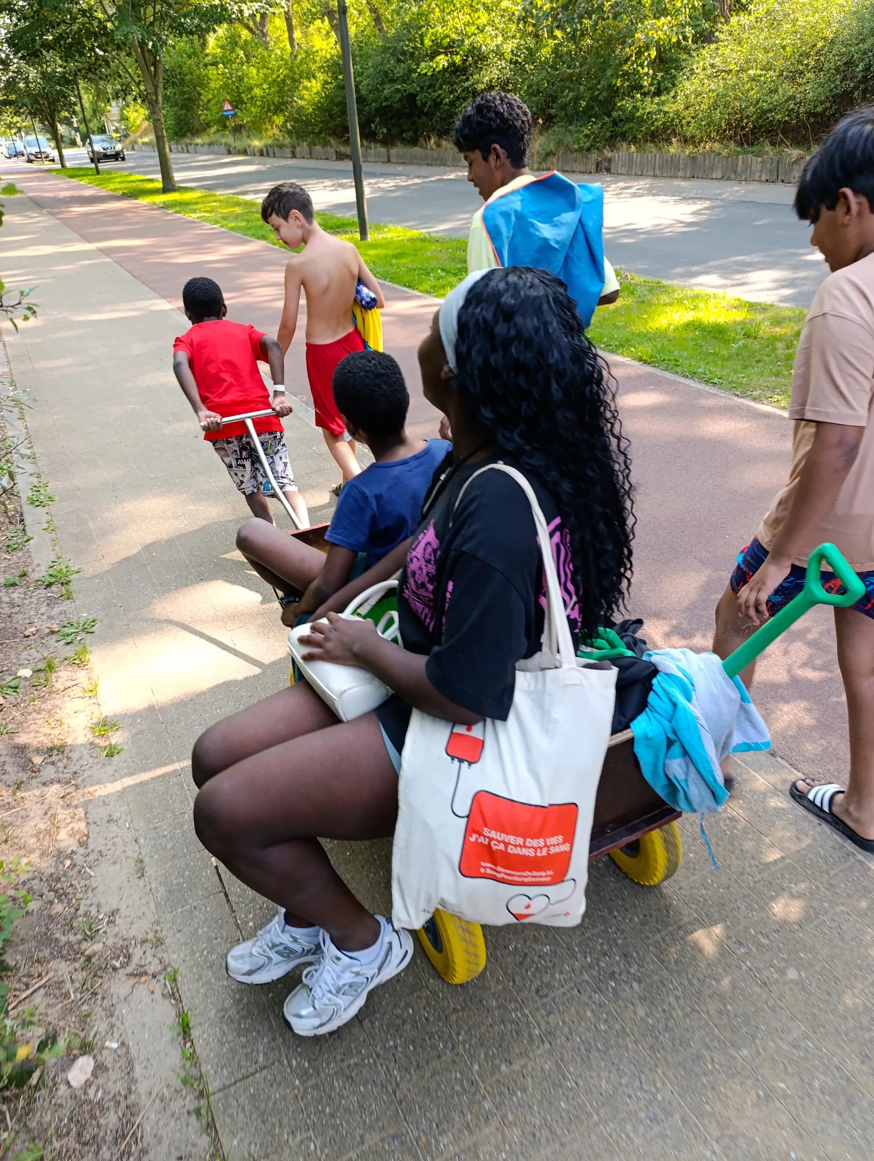 Les enfants de l'école de devoirs de La Place en voyage à la mer (Coxyde)