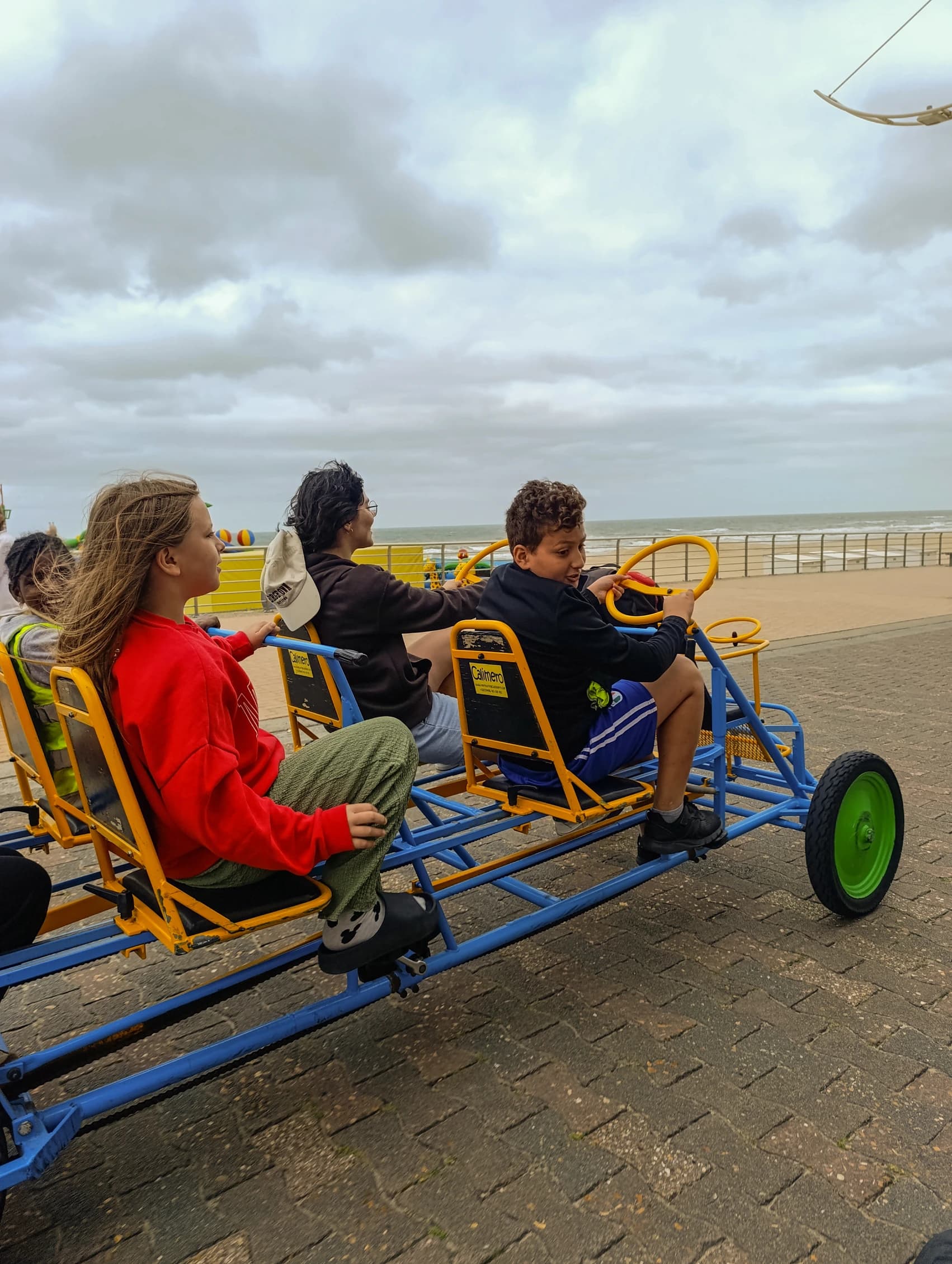 Les enfants de l'école de devoirs de La Place en voyage à la mer (Coxyde)