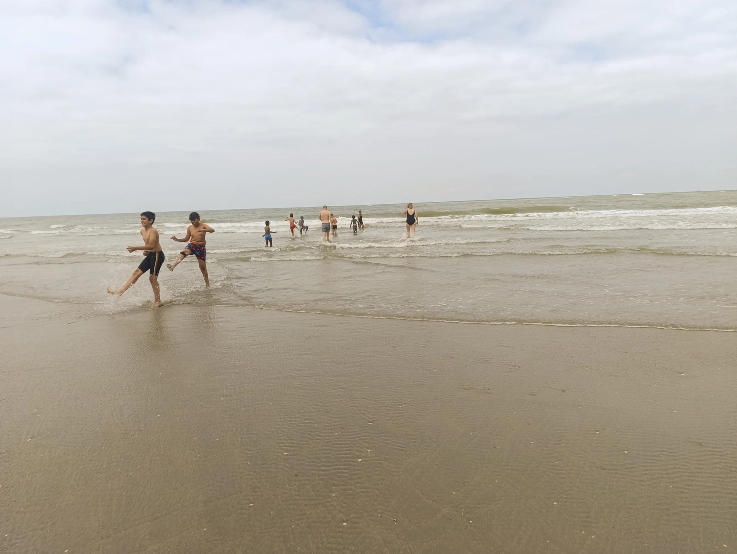 Les enfants de l'école de devoirs de La Place en voyage à la mer (Coxyde)