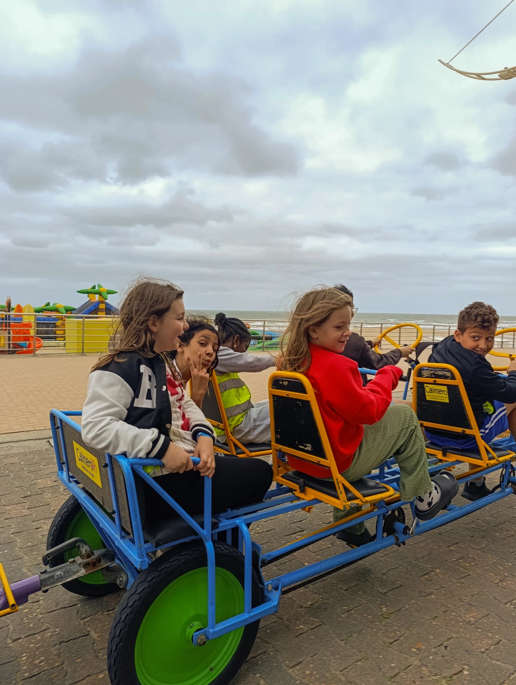 Les enfants de l'école de devoirs de La Place en voyage à la mer (Coxyde)