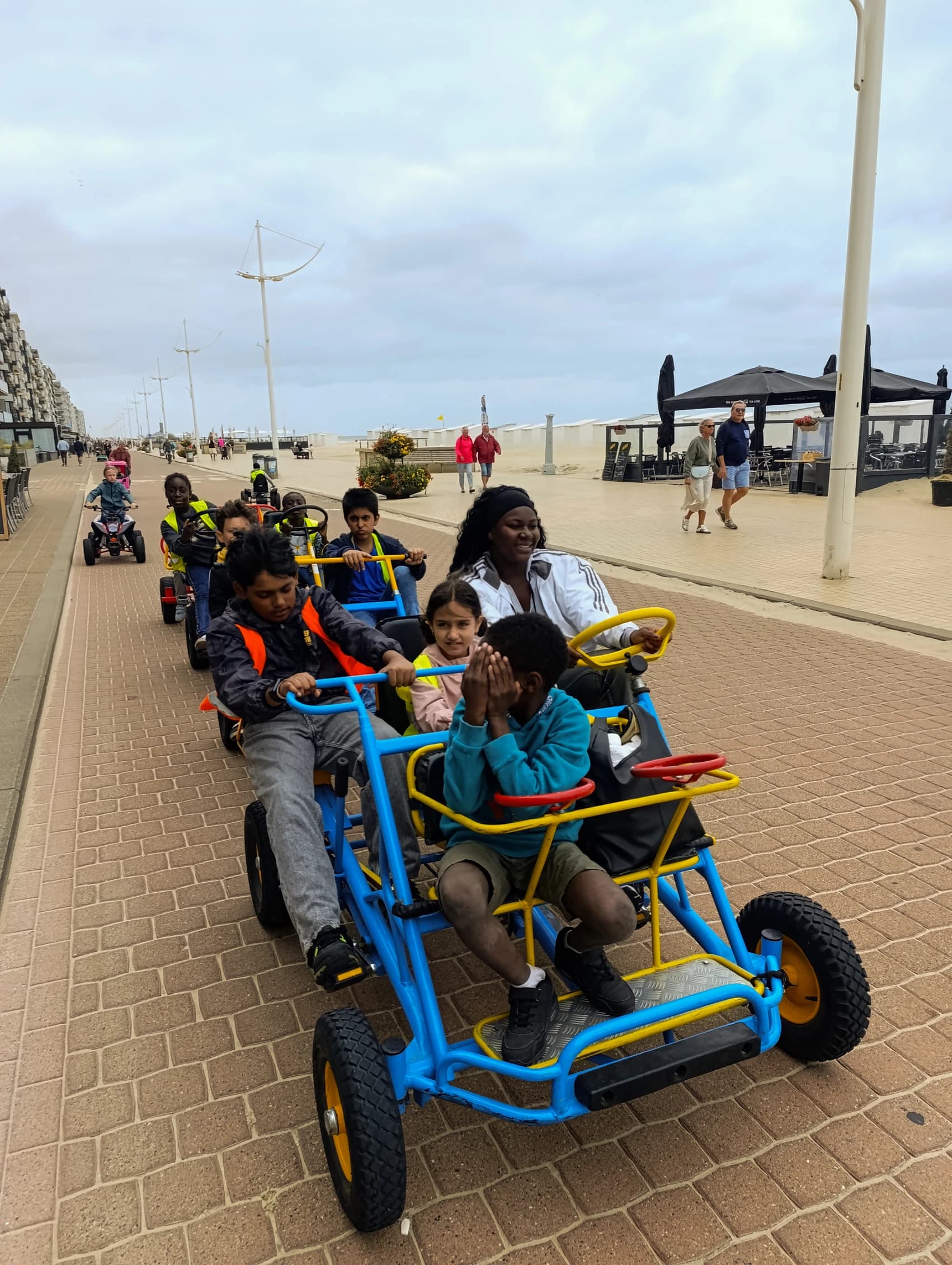 Les enfants de l'école de devoirs de La Place en voyage à la mer (Coxyde)