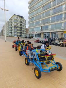 Les enfants de l'école de devoirs de La Place en voyage à la mer (Coxyde)