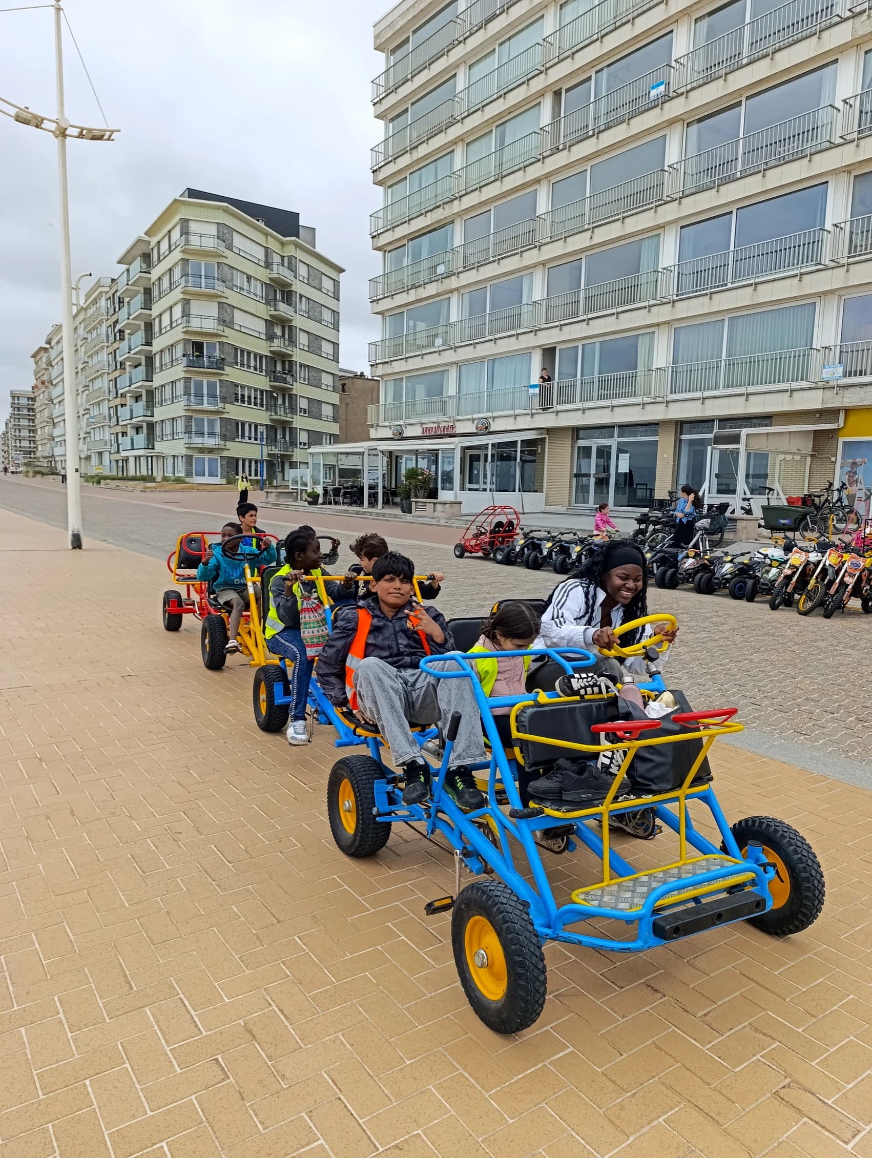 Les enfants de l'école de devoirs de La Place en voyage à la mer (Coxyde)