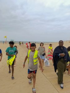 Les enfants de l'école de devoirs de La Place en voyage à la mer (Coxyde)