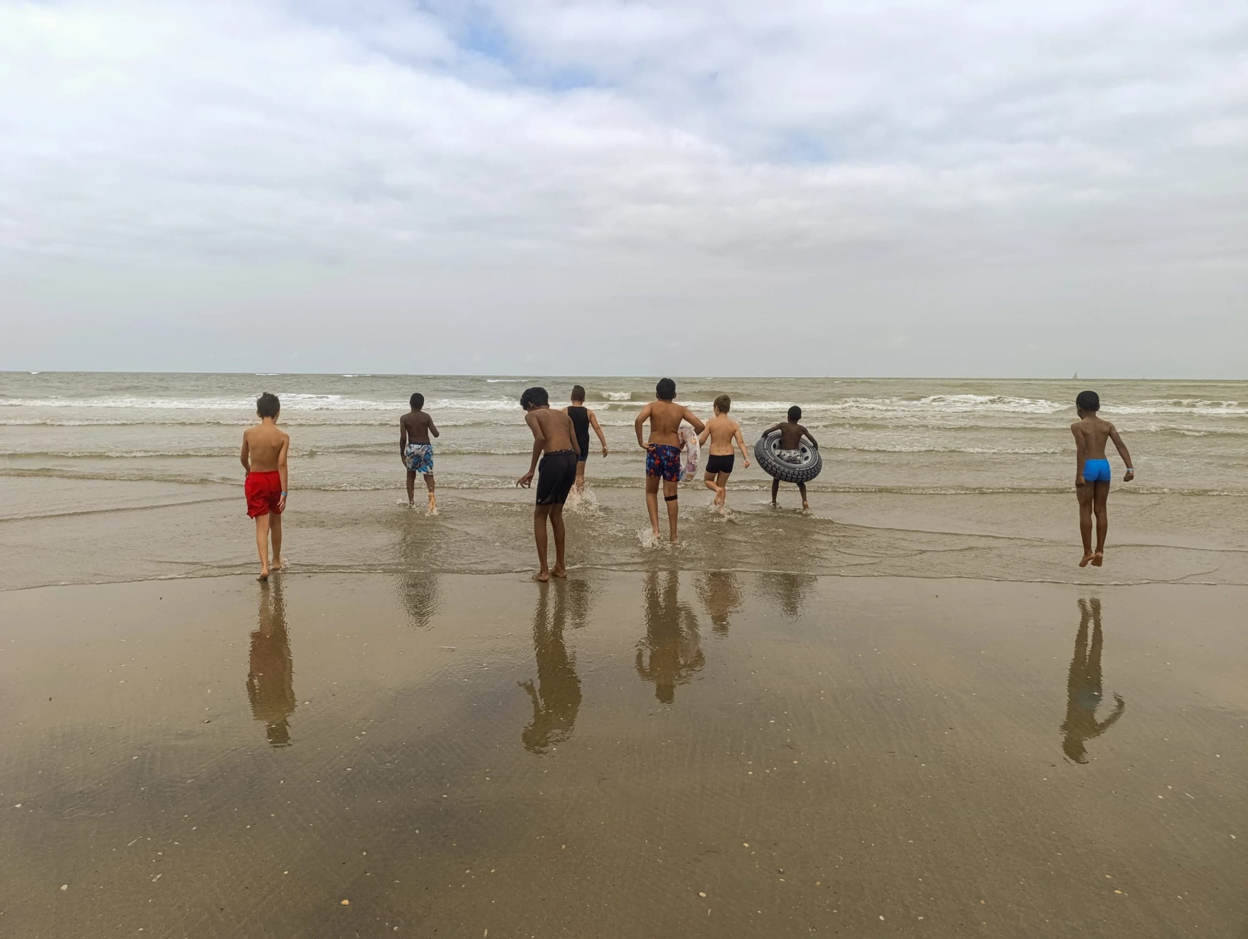 Les enfants de l'école de devoirs de La Place en voyage à la mer (Coxyde)