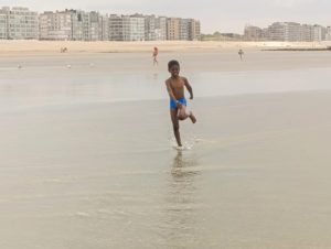 Les enfants de l'école de devoirs de La Place en voyage à la mer (Coxyde)