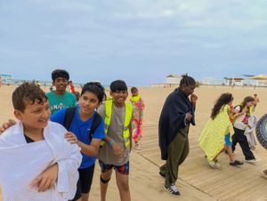 Les enfants de l'école de devoirs de La Place en voyage à la mer (Coxyde)