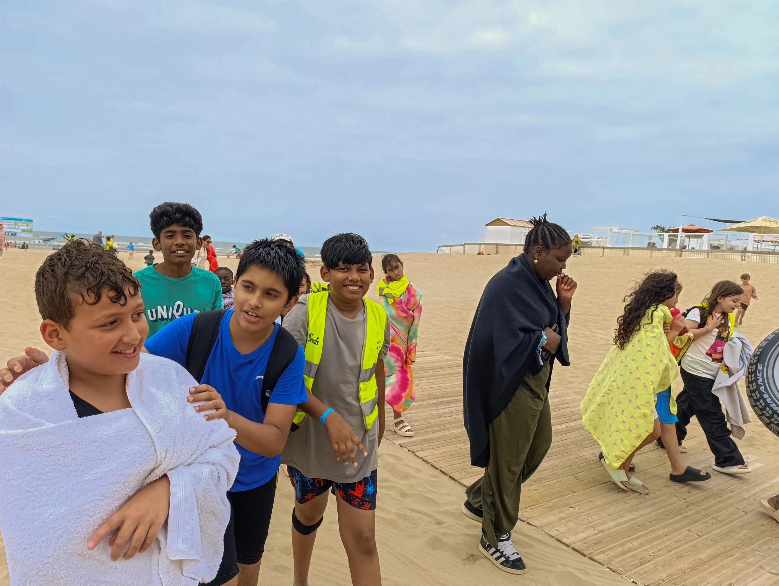 Les enfants de l'école de devoirs de La Place en voyage à la mer (Coxyde)