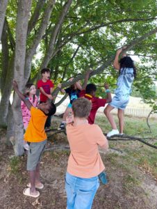 Les enfants de l'école de devoirs de La Place en voyage à la mer (Coxyde)